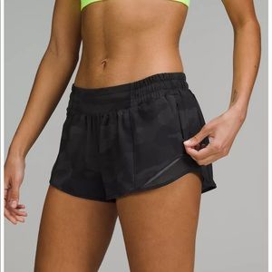 Lululemon Hotty Hot Low-Rise Lined Short 2.5”
